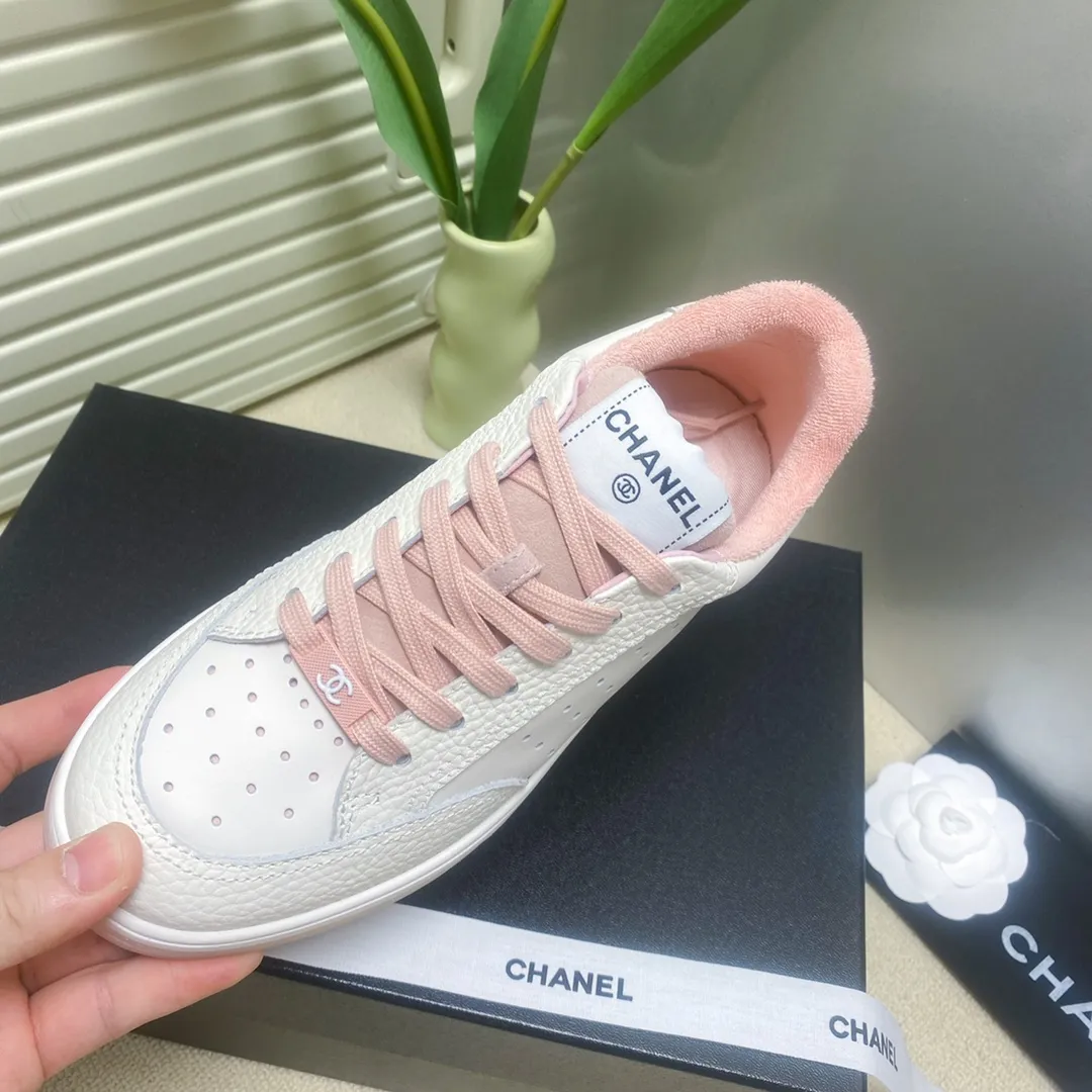 👟👟Ex-factory price 480🐹🐹Women's shoes, women's clothing chanel~~Chanel's latest 2022 panda shoes, skateboard shoes, sneakers, out of stock king @counters are out of stock everywhere〰It's hard to reserve even if you have money❗️ The fresh splicing style is really super nice...Xiaohongshu, Internet celebrity anchors, and blog owners have already started to call ❤ Original calfskin fabric, original towel lining, logo stamping process, two-color T👟👟 ex-factory price U outsole, lasting process, foot pad latex all custom molded... 🎁Supporting packaging 35-40 regular size